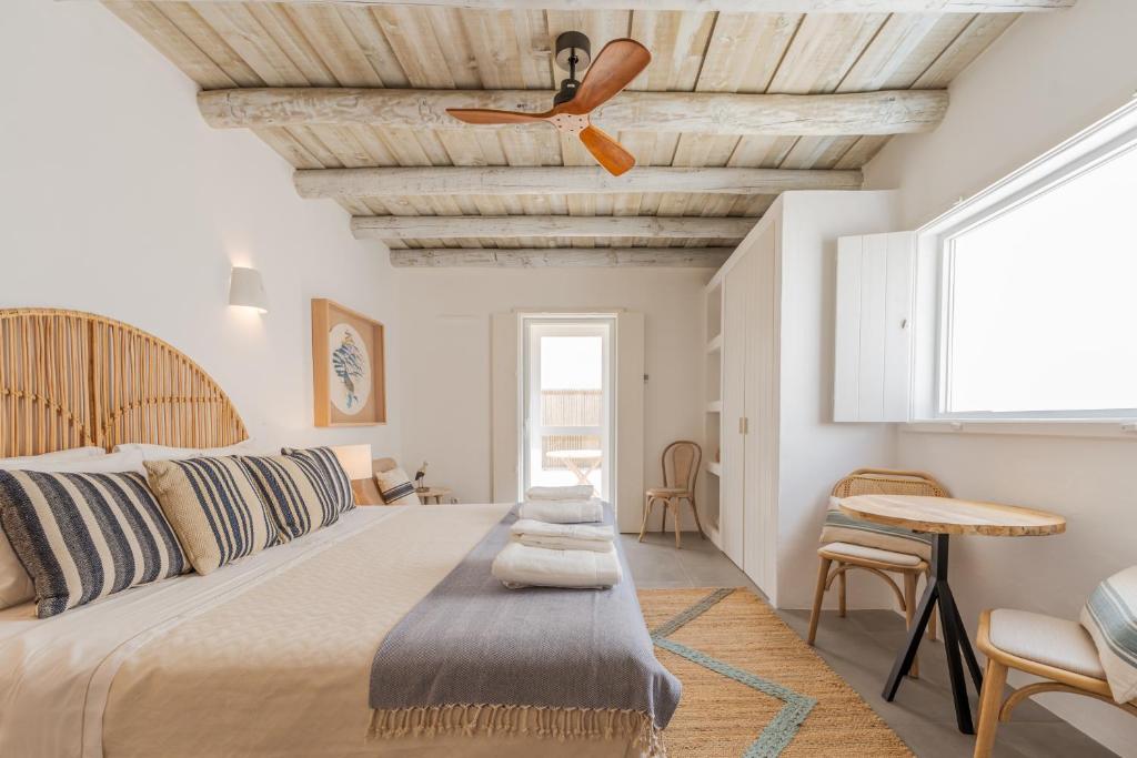 Villa da Comporta - Praia da Comporta T0 في كومبورتا: غرفة نوم بسرير ومروحة سقف