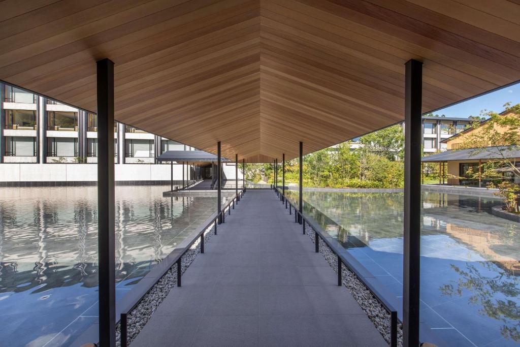 Bazén v ubytování ROKU KYOTO, LXR Hotels & Resorts nebo v jeho okolí