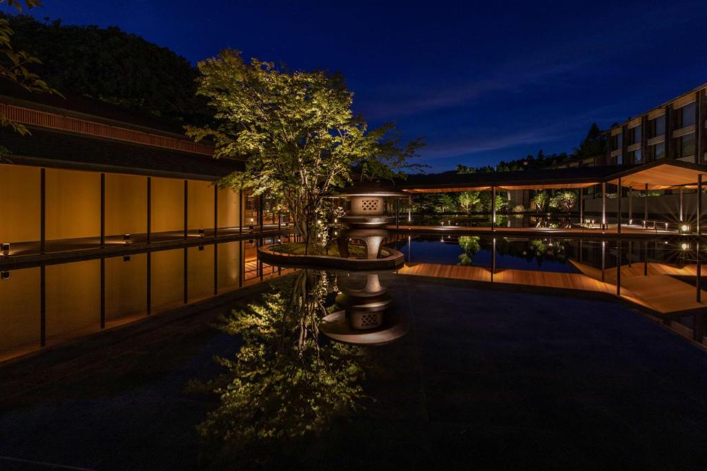 Bazén v ubytování ROKU KYOTO, LXR Hotels & Resorts nebo v jeho okolí