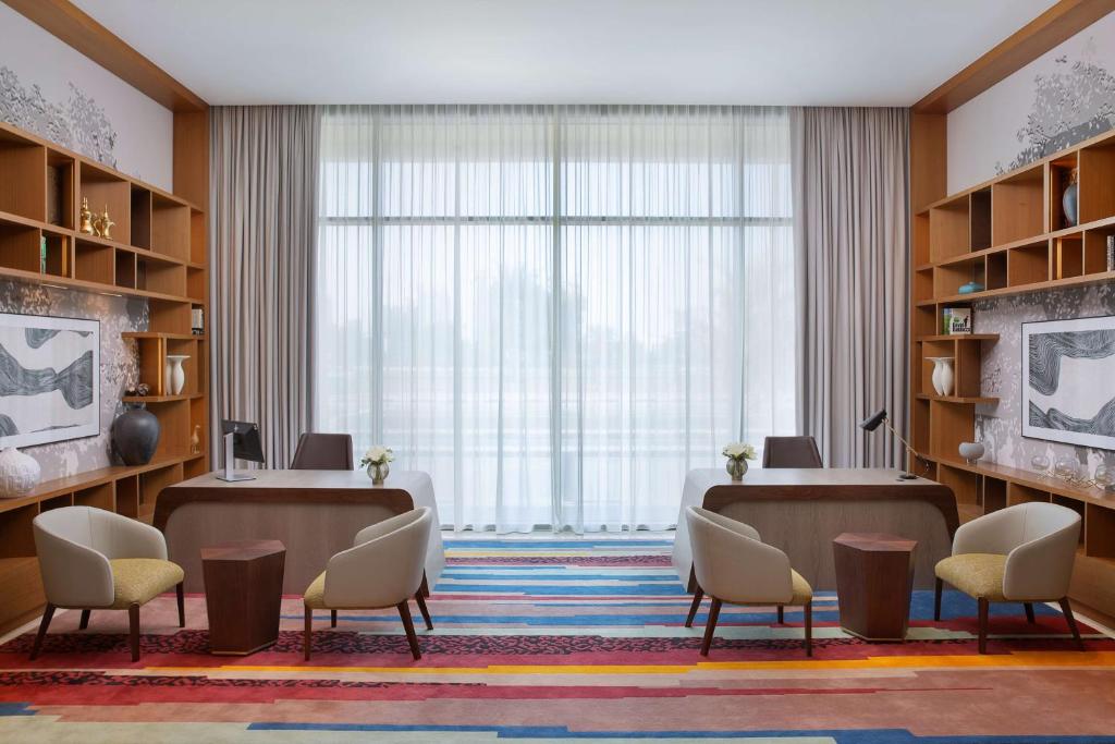 Posezení v ubytování DoubleTree by Hilton Sharjah Waterfront Hotel And Residences