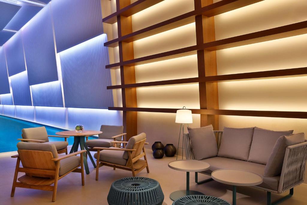 Posezení v ubytování DoubleTree by Hilton Sharjah Waterfront Hotel And Residences
