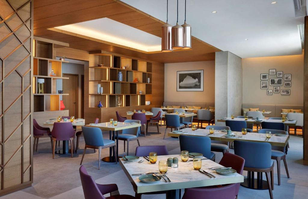 Restaurace v ubytování DoubleTree by Hilton Sharjah Waterfront Hotel And Residences