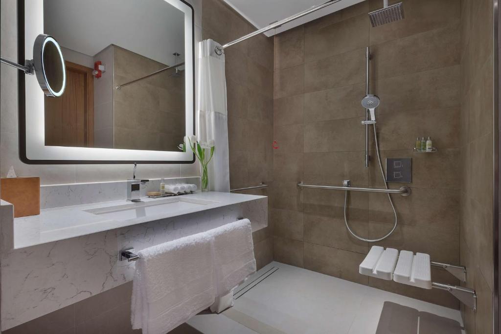 Koupelna v ubytování DoubleTree by Hilton Sharjah Waterfront Hotel And Residences