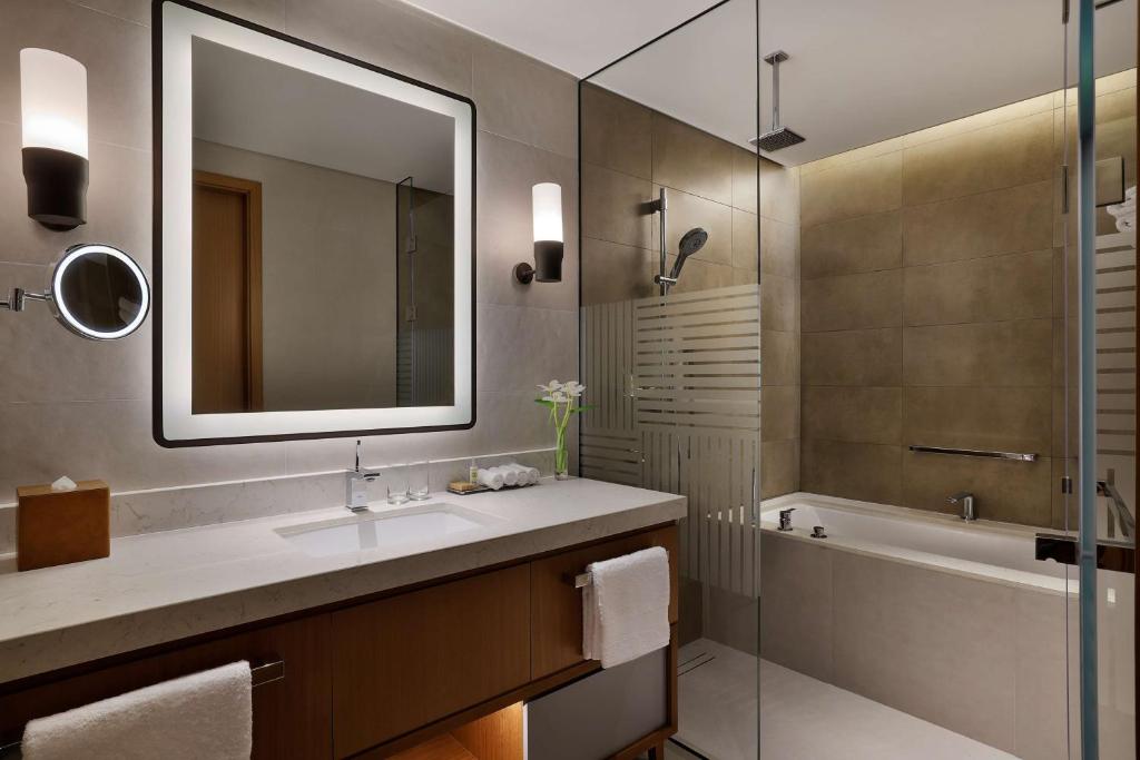 Koupelna v ubytování DoubleTree by Hilton Sharjah Waterfront Hotel And Residences