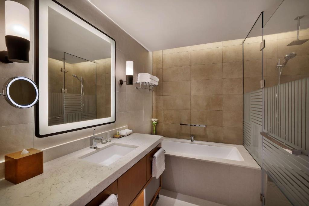 DoubleTree by Hilton Sharjah Waterfront Hotel And Residences - Resim 35