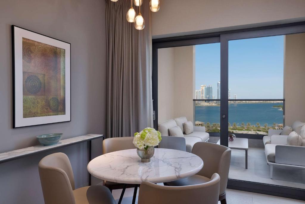 Posezení v ubytování DoubleTree by Hilton Sharjah Waterfront Hotel And Residences
