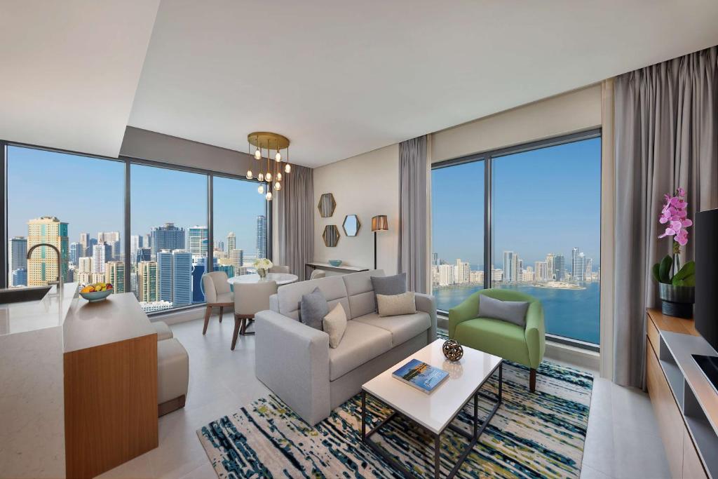 Posezení v ubytování DoubleTree by Hilton Sharjah Waterfront Hotel And Residences