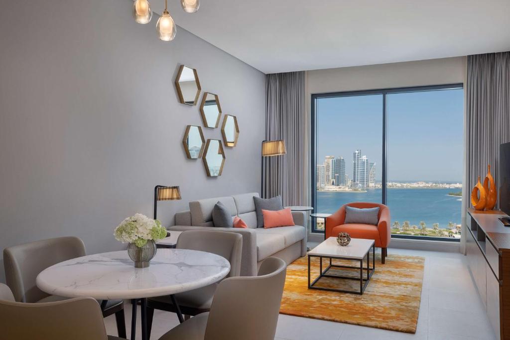 DoubleTree by Hilton Sharjah Waterfront Hotel And Residences - One-Bedroom King Apartment With Waterfront View