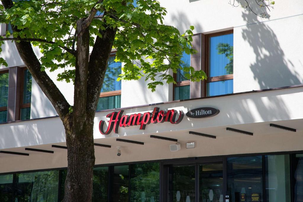 drzewo przed budynkiem w obiekcie Hampton By Hilton Bialystok w mieście Białystok