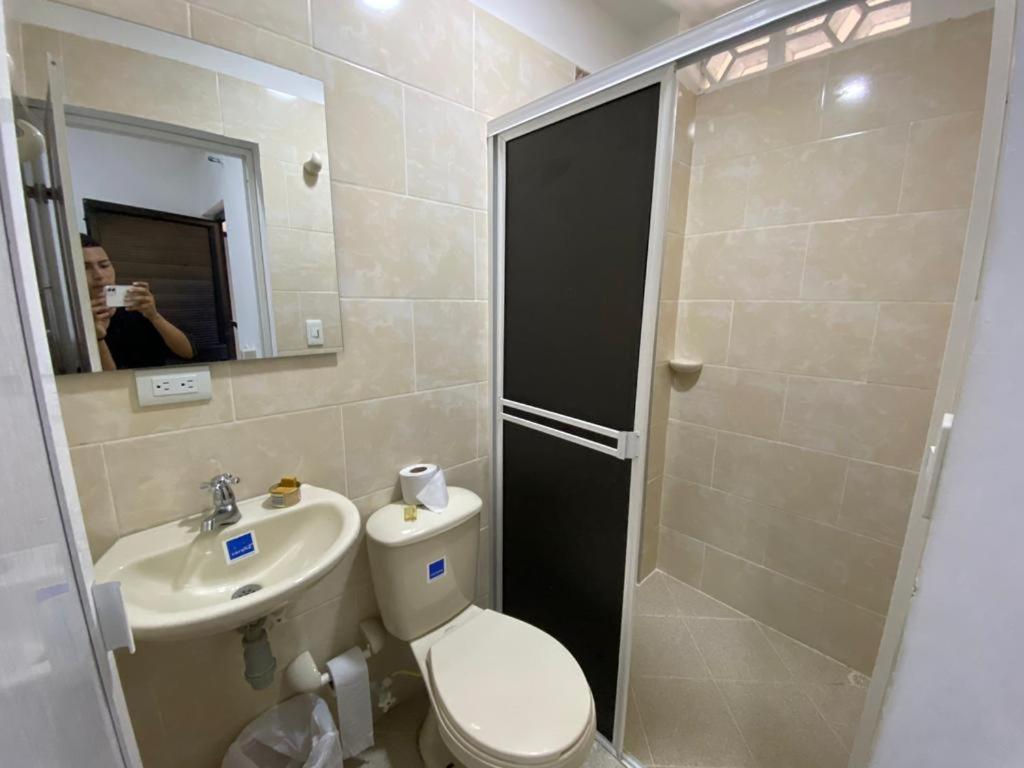 特里温福港HOTEL LA CANCHITA的一间带卫生间、水槽和镜子的浴室