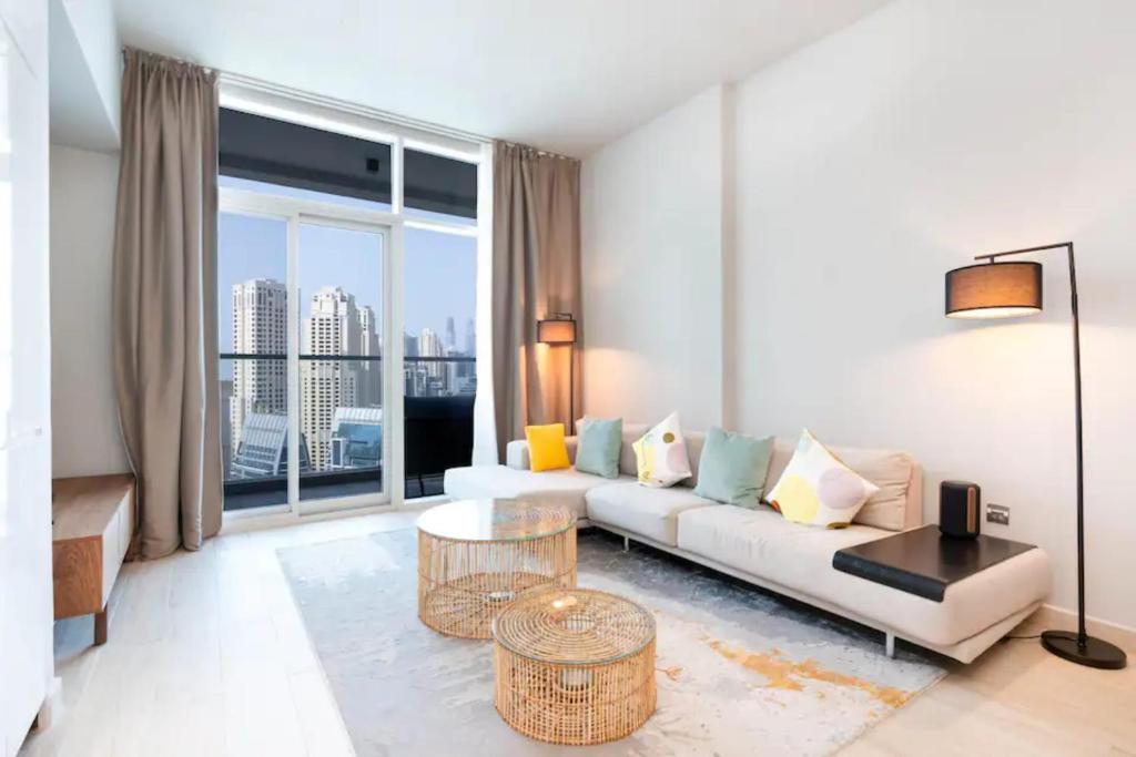 Posezení v ubytování Luxurious High-Rise 2BD Apartment - Dubai Marina