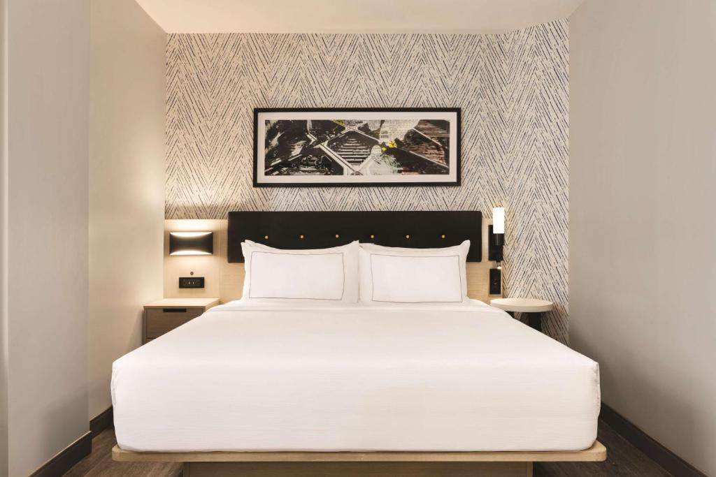 DoubleTree by Hilton New York Midtown Fifth Ave - King Room With Balcony