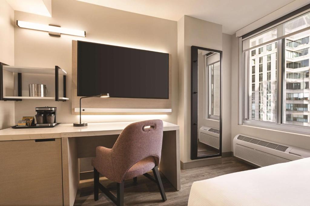 DoubleTree by Hilton New York Midtown Fifth Ave - Queen Room With Partial Landmark View