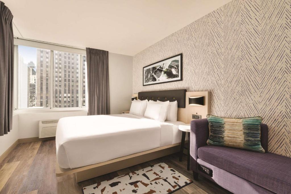 DoubleTree by Hilton New York Midtown Fifth Ave - King Studio Suite