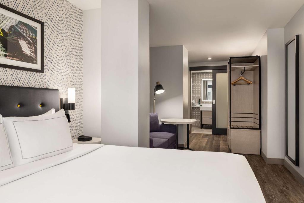 DoubleTree by Hilton New York Midtown Fifth Ave - King Studio Suite