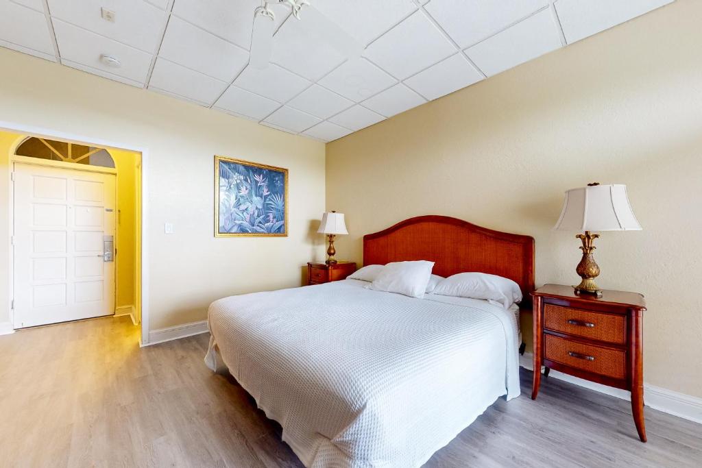 a bedroom with a bed and a table with a lamp at Port of the Islands M256 in Naples