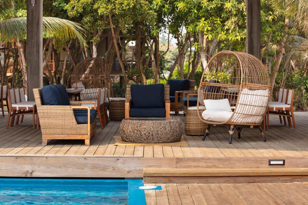 Bazén v ubytování Indura Beach & Golf Resort Curio Collection By Hilton nebo v jeho okolí