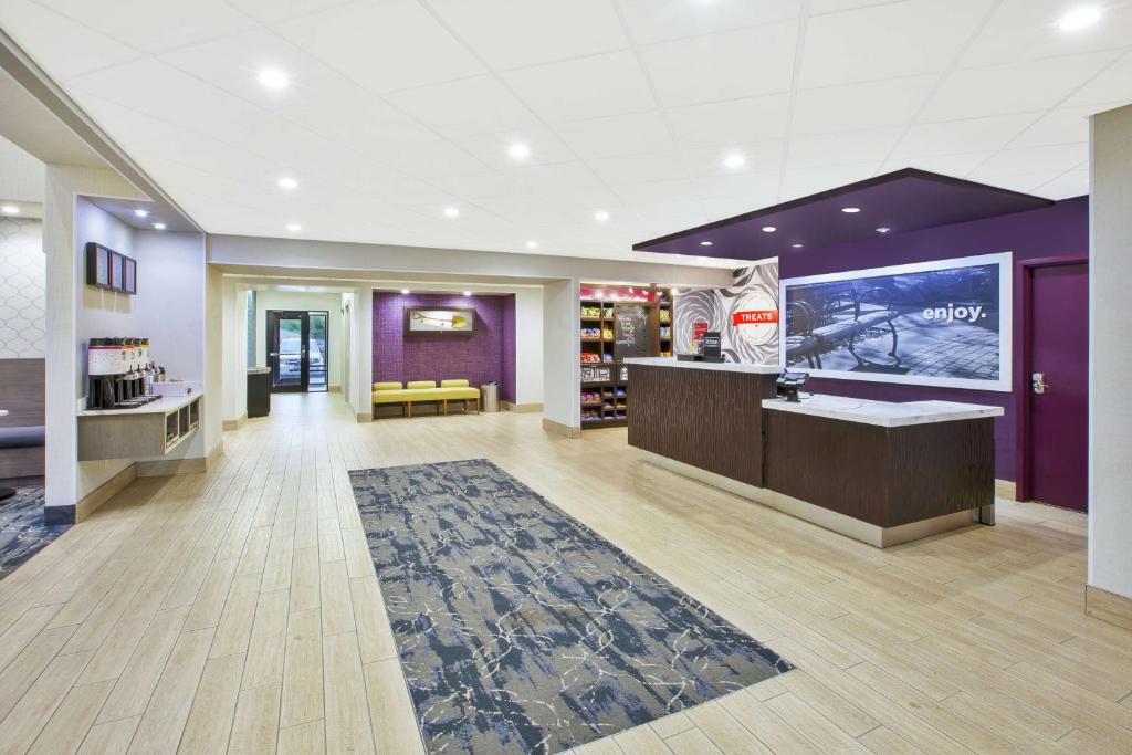 Hampton Inn & Suites Oakwood Village-Cleveland photo