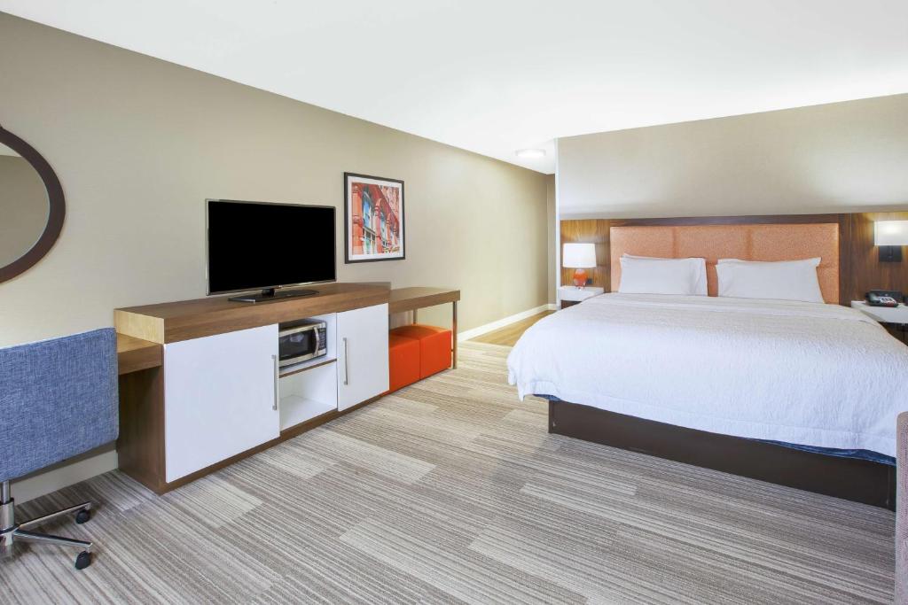 Hampton Inn & Suites Oakwood Village-Cleveland photo