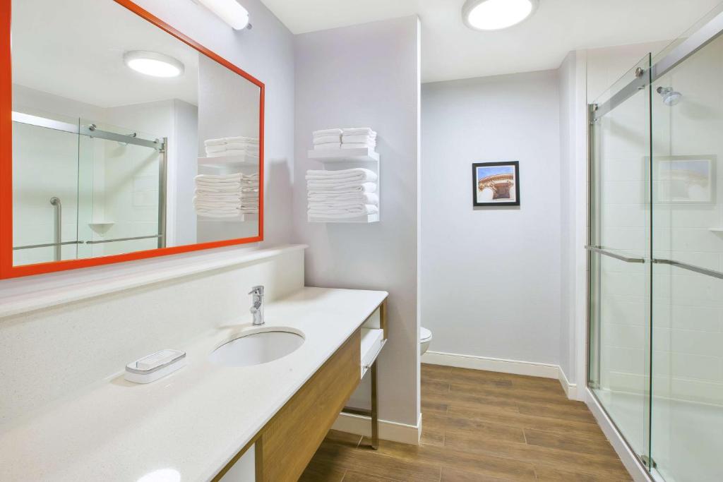 Hampton Inn & Suites Oakwood Village-Cleveland photo