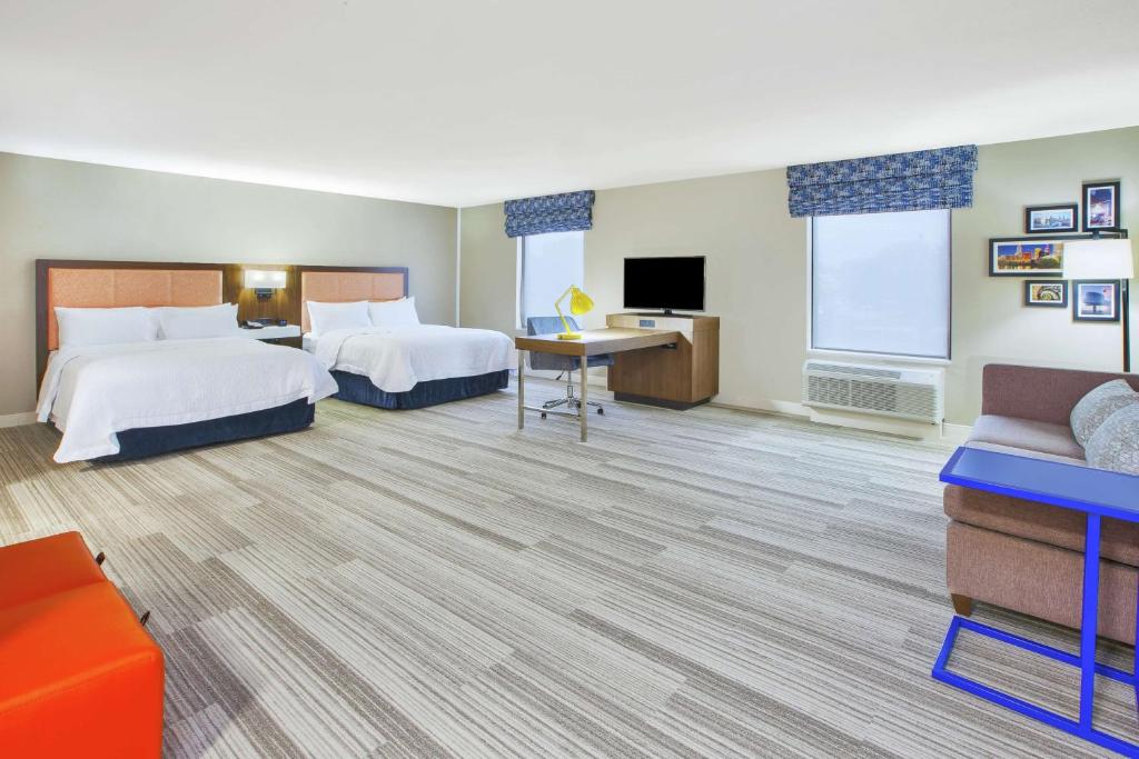 Hampton Inn & Suites Oakwood Village-Cleveland photo