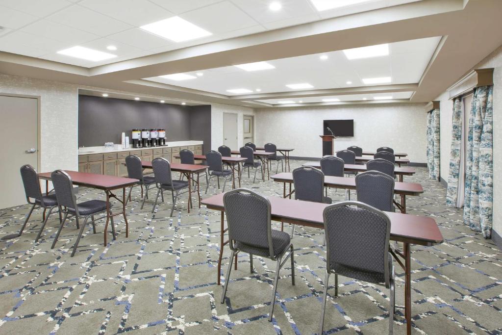 Hampton Inn & Suites Oakwood Village-Cleveland photo