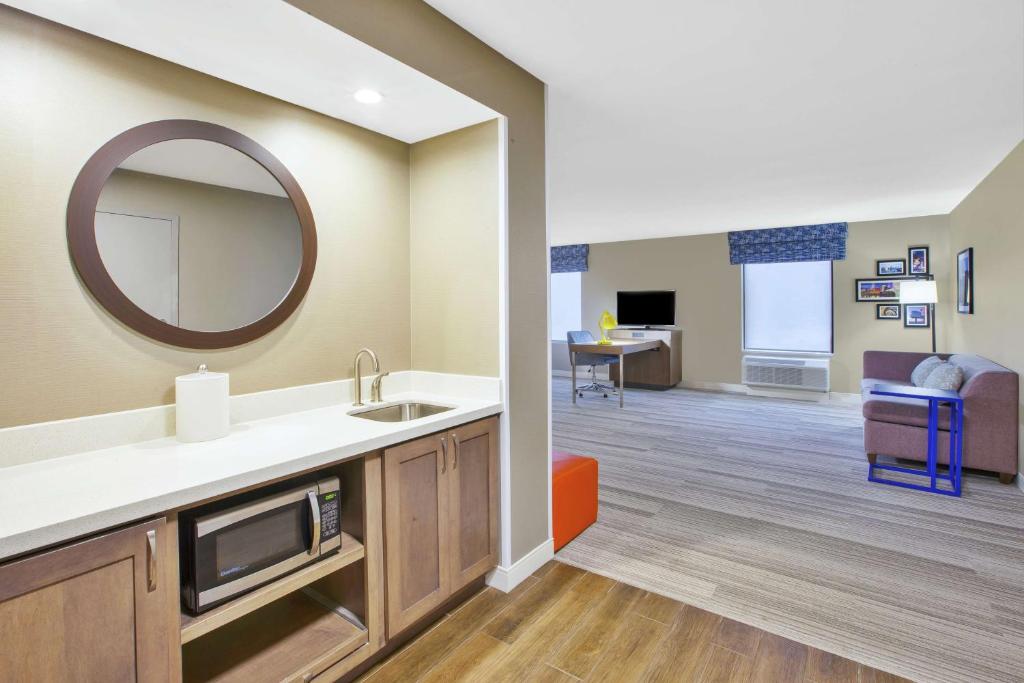 Hampton Inn & Suites Oakwood Village-Cleveland photo