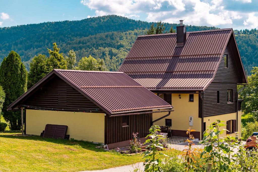 une grande maison avec un toit brun dans l'établissement Apartments for families with children Prezid, Gorski kotar - 20260, à Prezid