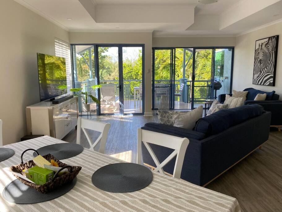 Χώρος καθιστικού στο Stunning Beachfront Apartment