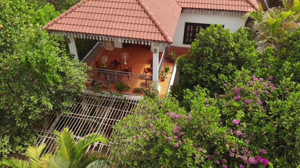 dos personas de pie en un balcón de una casa en SRL Villa en Phumi Ta Phul