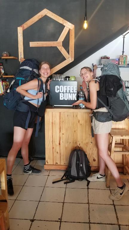 Os clientes hospedados em CoffeeBunk Hostel