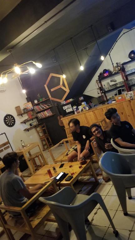 Os clientes hospedados em CoffeeBunk Hostel