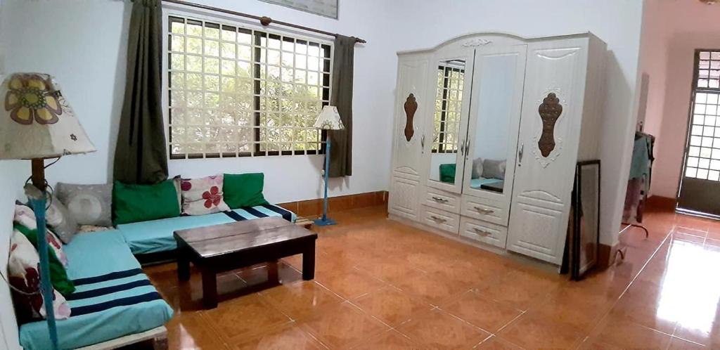 Postel nebo postele na pokoji v ubytování Namo Angkor Villa