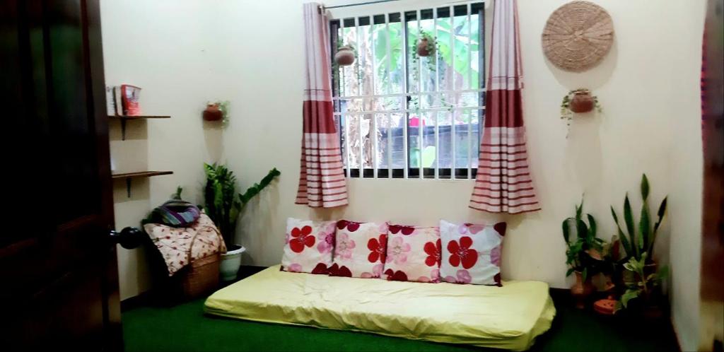 Postel nebo postele na pokoji v ubytování Namo Angkor Villa