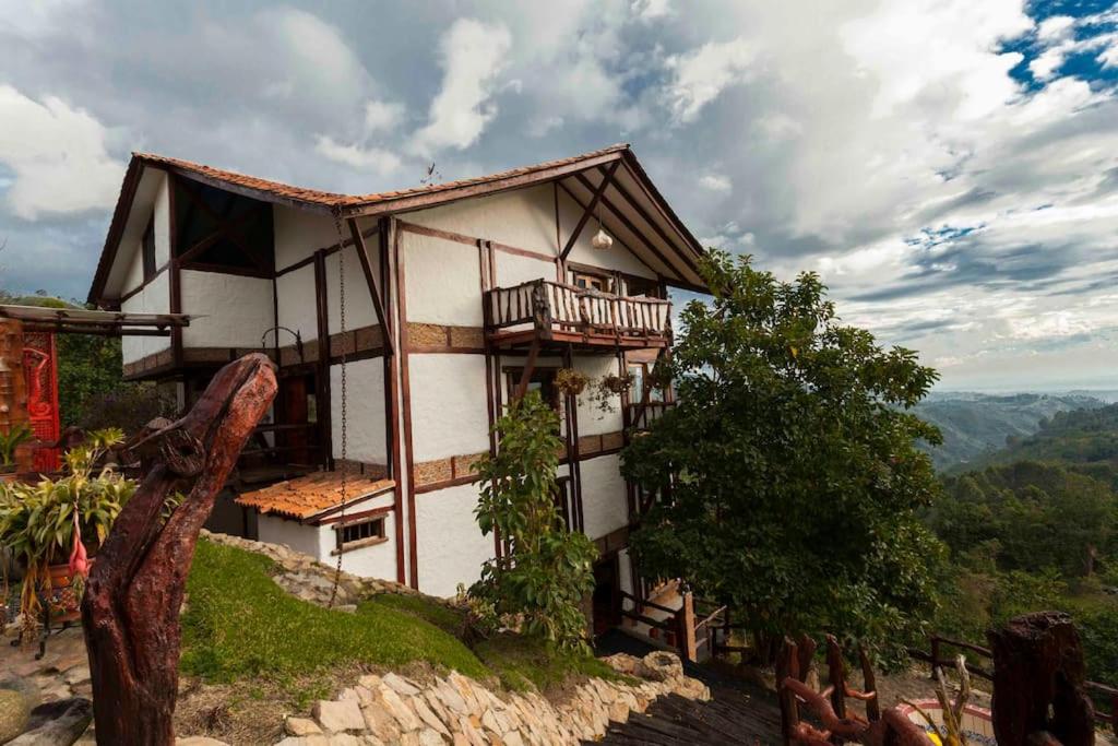 uma casa no topo de uma colina em Las Margaritas Salento em Salento