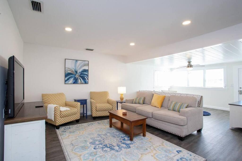 sala de estar con sofá y 2 sillas en Bright, Immaculate and Cozy Coastal Cottage in Ozona en Palm Harbor