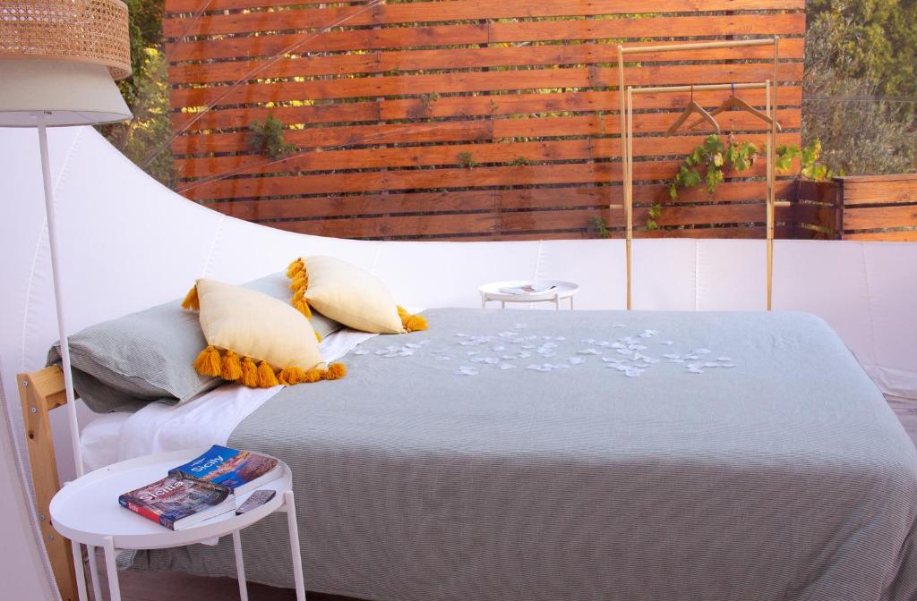 een slaapkamer met een bed, een tafel en een raam bij La Bolla di Mag in Saponara Villafranca