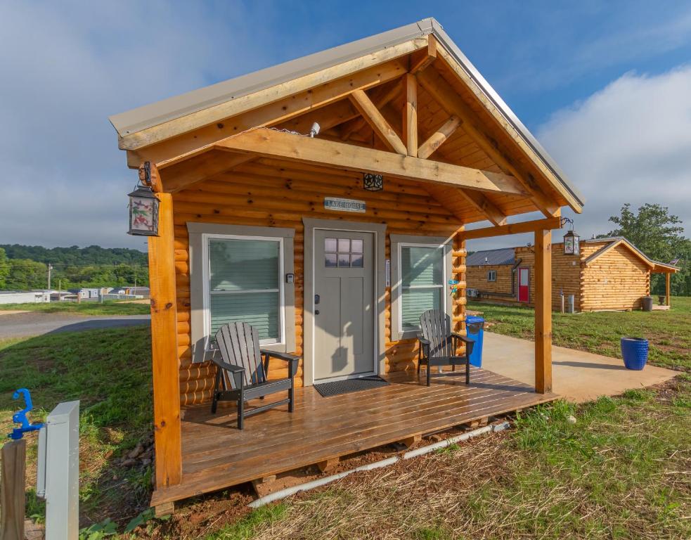 Cabaña con 2 sillas en una terraza en Cherokee Lake Rental, en Bean Station