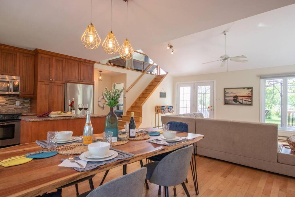 a kitchen and dining room with a table and chairs at Chalet BIA - Cap au Sud in Trois-Lacs