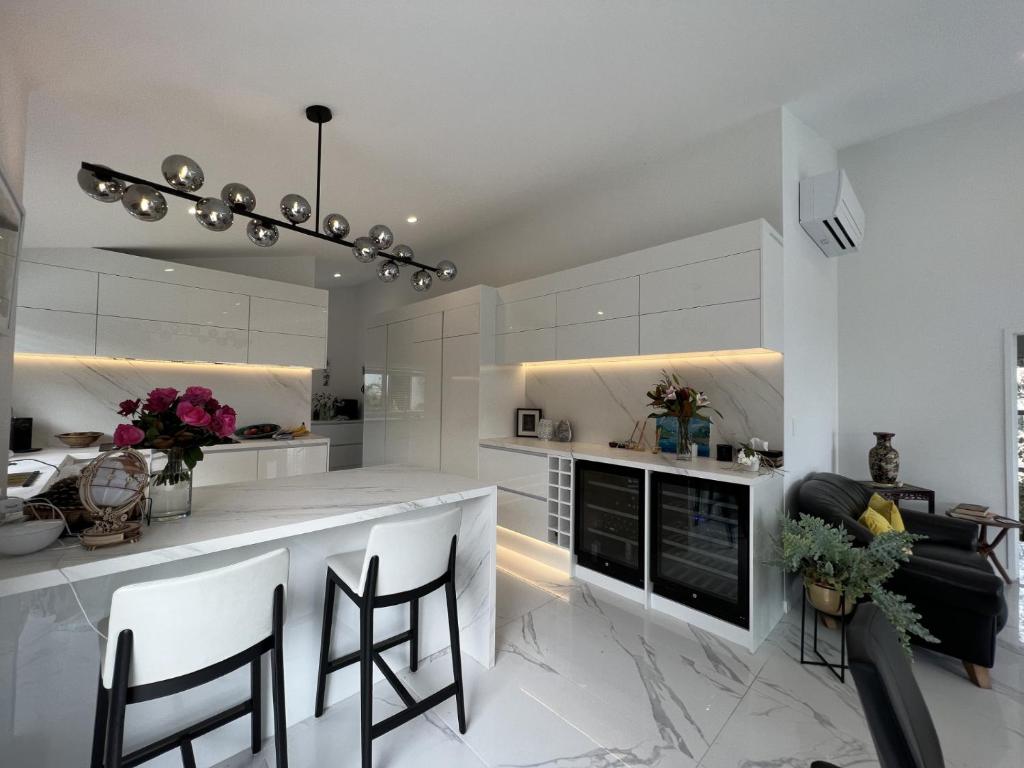 Η κουζίνα ή μικρή κουζίνα στο Okahu Bay Villas