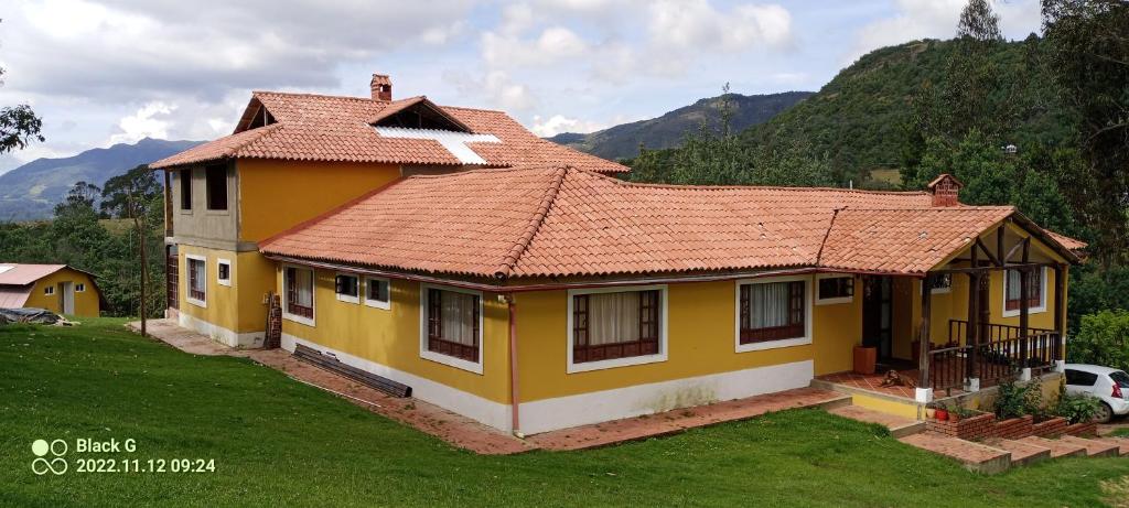 Nespecifikovaný výhled na hory nebo výhled na hory při pohledu z hostelu
