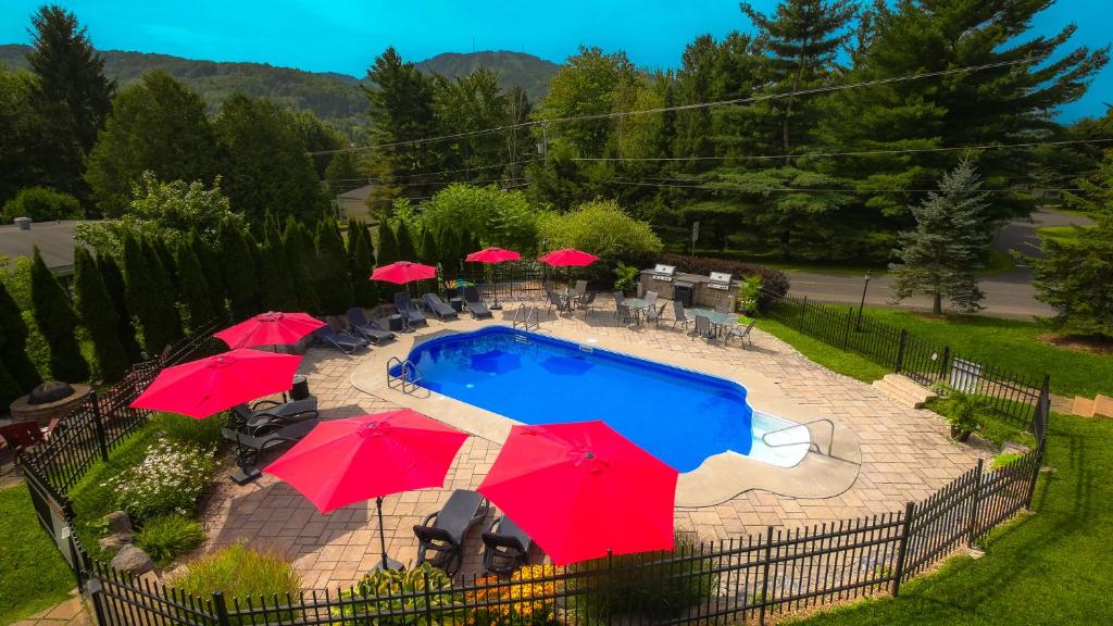 Bazén v ubytování Condo 202 Le Champlain vue sur la montagne, ski, vélo, piscine ! nebo v jeho okolí