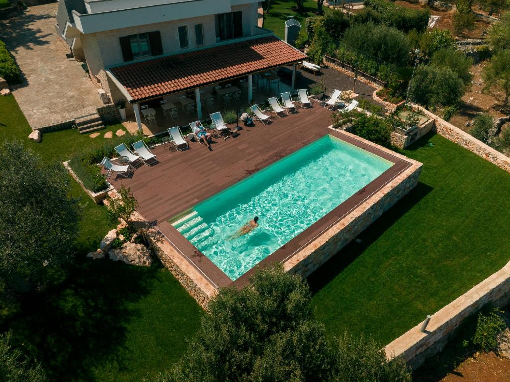 una vista aérea de una persona nadando en una piscina en TerraCieloMare Apartments en Monopoli
