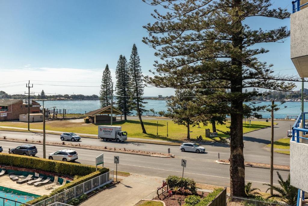 Blick auf eine Straße mit einem Baum und einer Straße in der Unterkunft Heritage 303 in Tuncurry