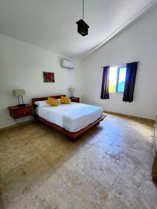 Postel nebo postele na pokoji v ubytování Bella Villa Roomy apartment at 5 min walk to the beach
