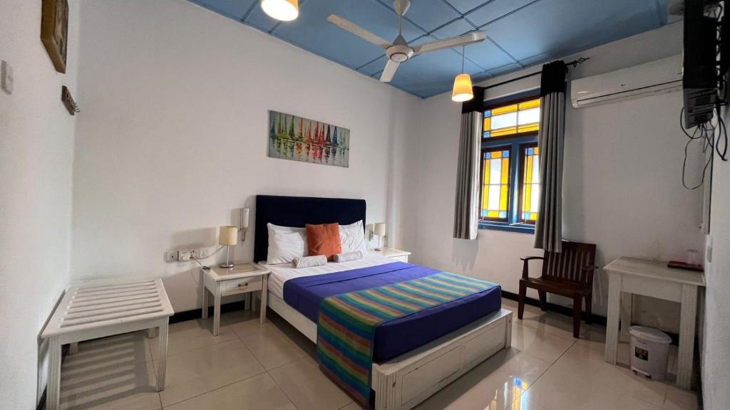 1 dormitorio con 1 cama, 1 mesa y 1 silla en Villa 92 City Stay en Kandy