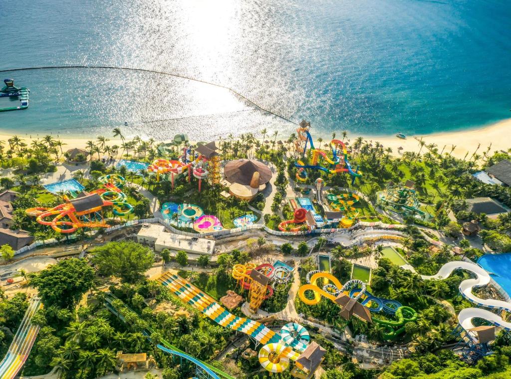 ニャチャンにあるVinpearl Resort Nha Trangの海辺遊園地の空中風景