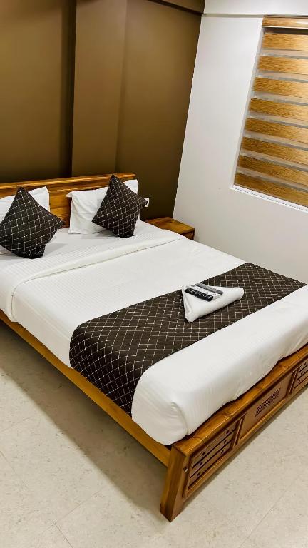 Postel nebo postele na pokoji v ubytování EMERALD INN