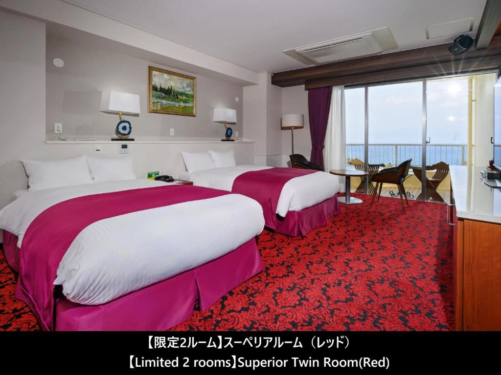 um quarto de hotel com duas camas e uma mesa em Hotel Resonex Nago em Nago