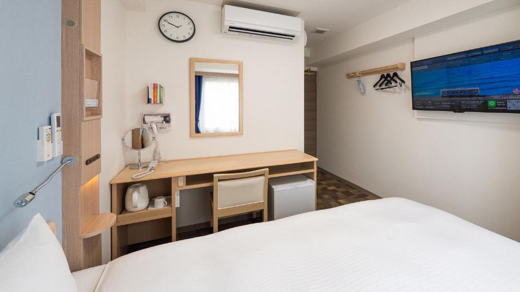 Postel nebo postele na pokoji v ubytování Toyoko Inn Kayabacho Eki